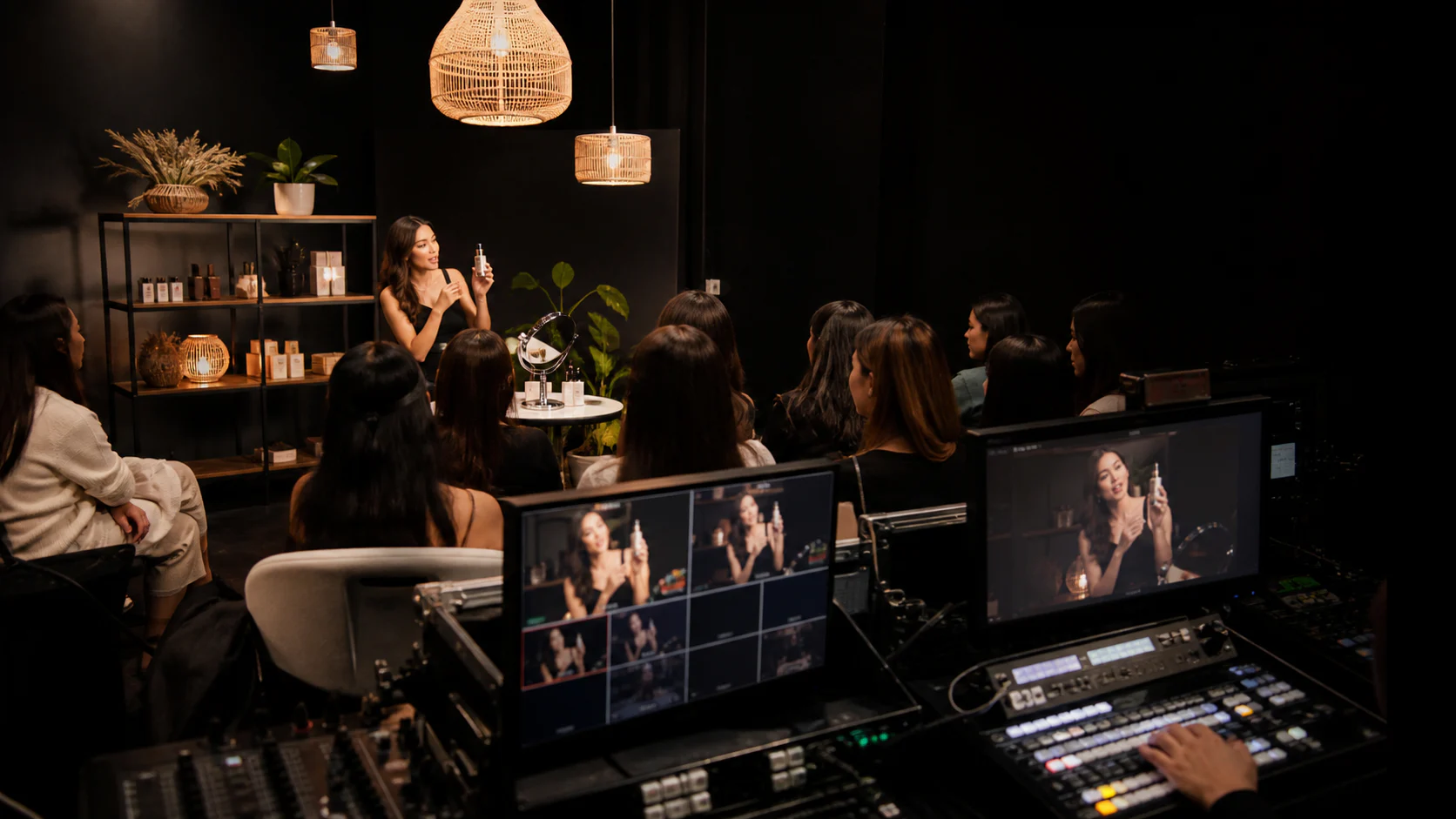 Operação de live commerce com apresentadora, audiência e equipe de produção